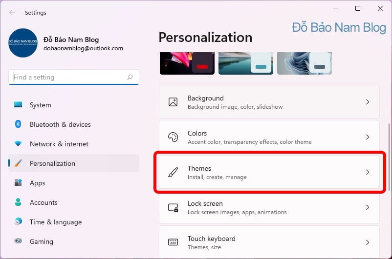 Sau khi vào Personalize, bạn click vào Themes