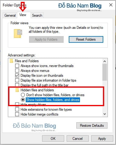 Bước 2: Click sang tab View. Sau đó tick chọn Show hidden files, folders, and drives. Và click vào Apply, OK để lưu lại.