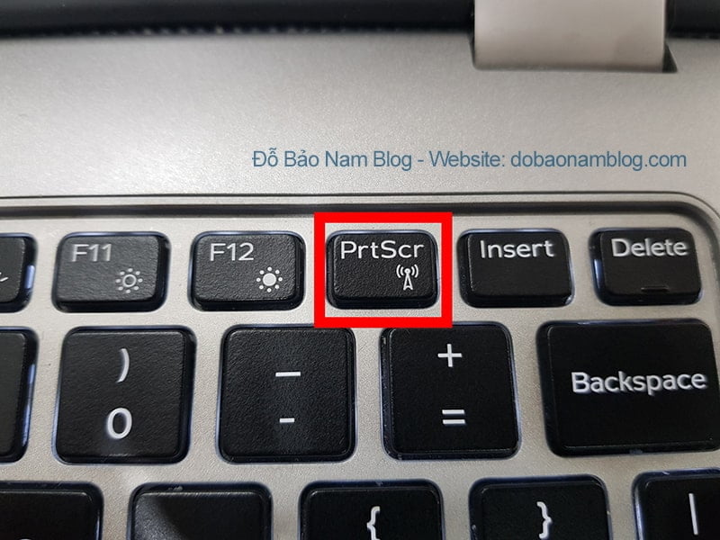 Vị trí của phím PrtScr trên bàn phím của một laptop